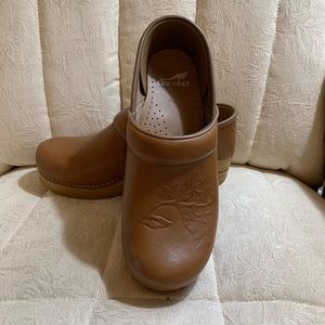 Dansko light brown leather clogs 38